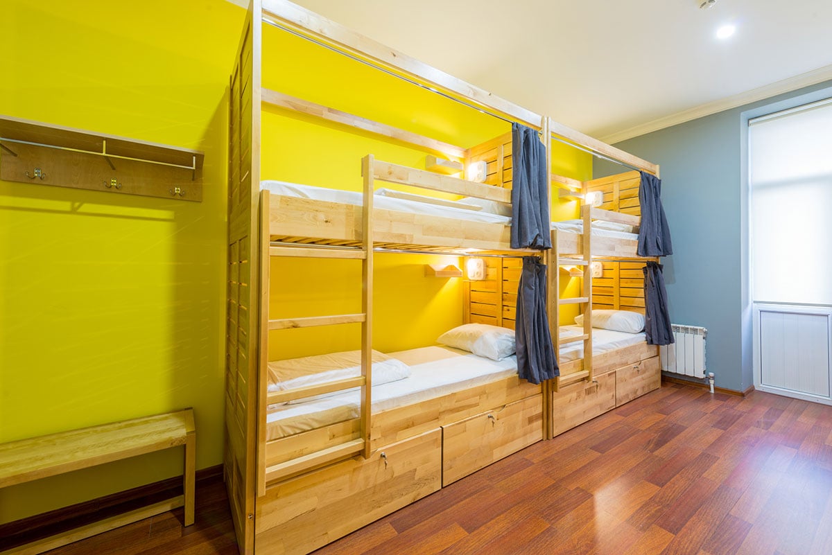 黄色房间有双层床
