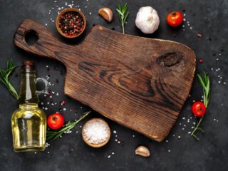 一块切菜板，涂上胡椒和油。