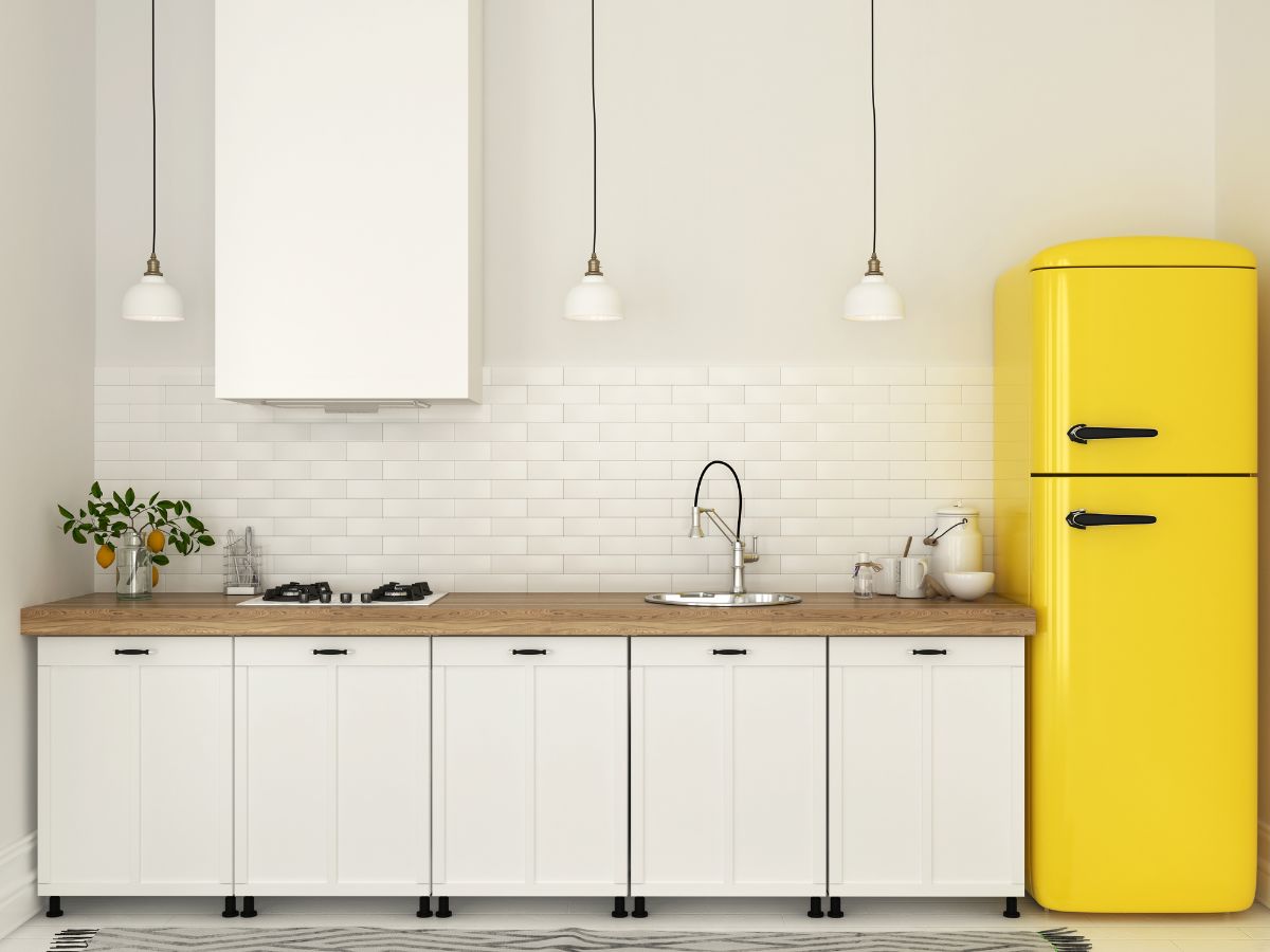 白色简约的现代厨房，木质台面和复古的黄色冰箱