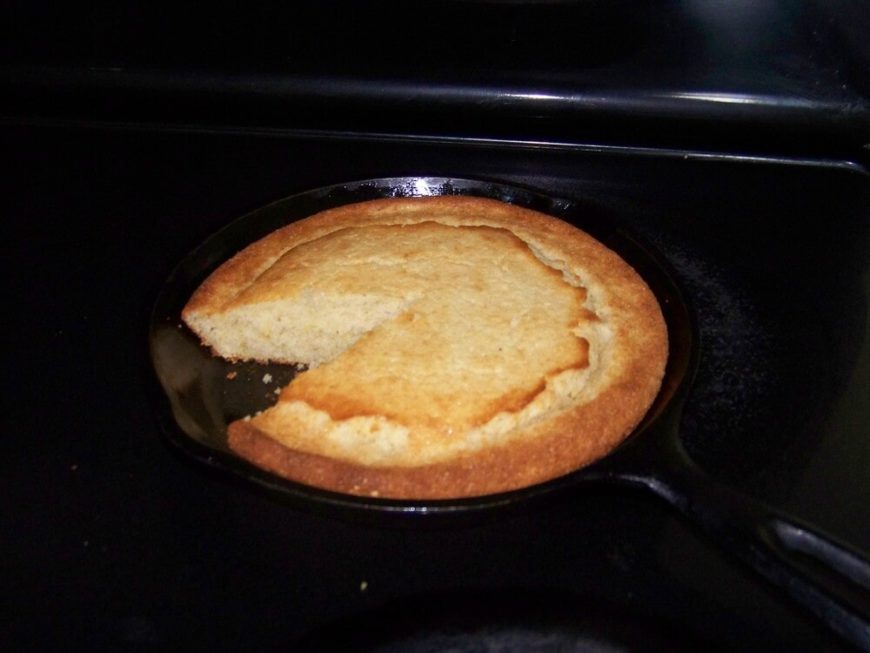 煎锅里的玉米面包。