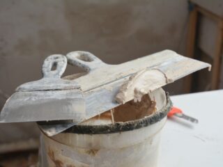 石膏板泥和石膏板油灰刀。