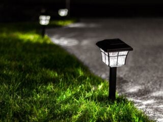 在车道和草坪上安装照明。