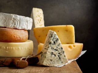 不同种类的奶酪放在砧板上。