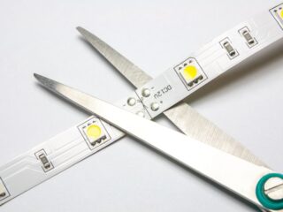 带有剪刀标志的LED灯条用于切割。