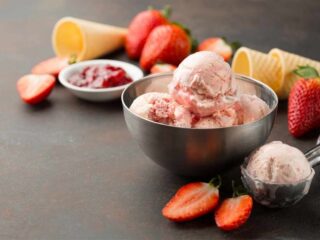 自制草莓冰淇淋的特写镜头。