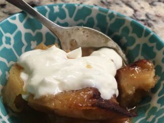 美味的慢炖苹果布丁放在碗里。
