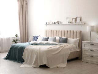 漂亮的卧室设有大垫床架