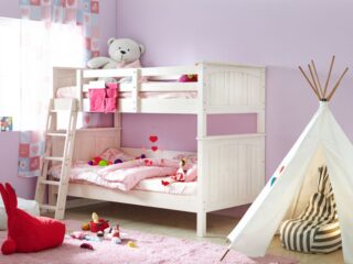 可爱的儿童房设有双层床和tipi堡垒