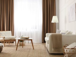 漂亮的低色调客厅与吸引人的垂直窗帘