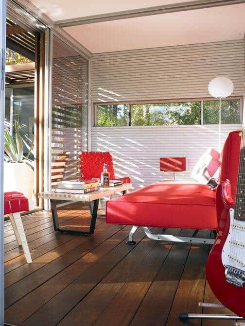 该模块专为宽松而设计，拥有大型红色蒲团，木材和金属咖啡桌，以及各处匹配红色家具。