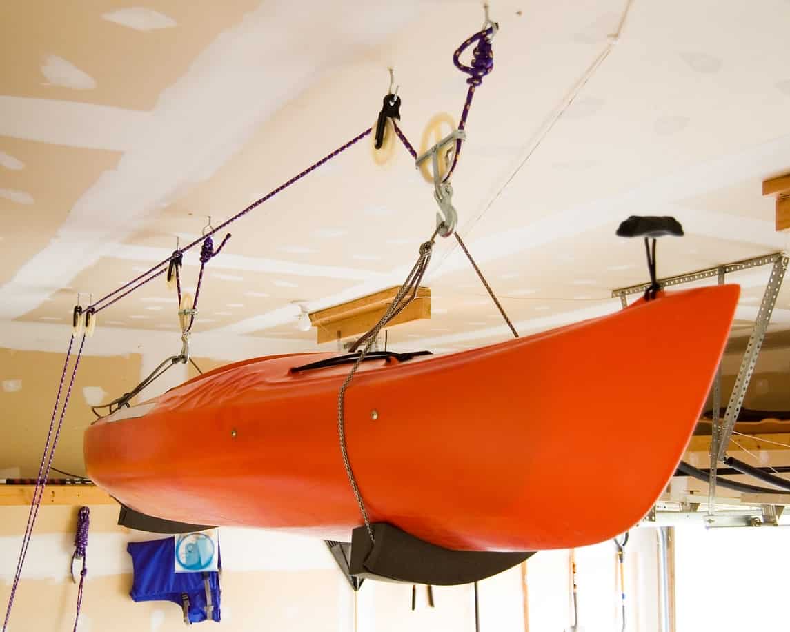 橙色皮划艇悬挂在天花板上。