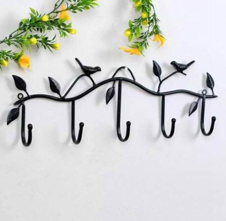 无论您是简单还是装饰，钩子都是利用墙面空间的好方法。
