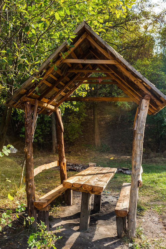 一个带有内置野餐桌的乡村小亭子。这个小地方是徒步旅行时停下来吃野餐午餐的完美地点。