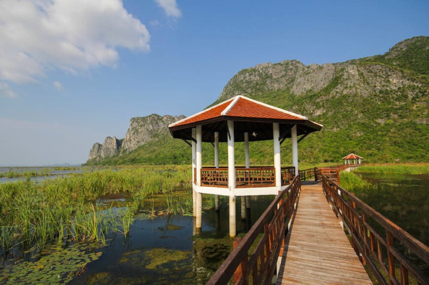 这个吊脚亭坐落在一座横跨大片沼泽的桥旁，俯瞰沼泽两侧美丽的山区。