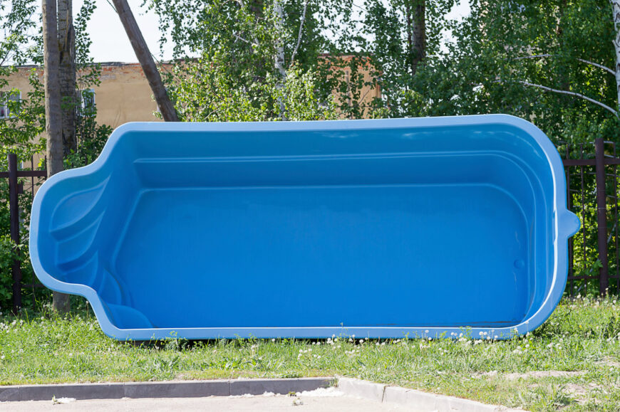 侧面的蓝色塑料游泳池