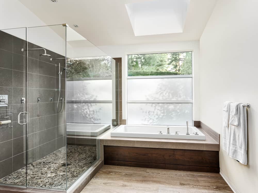 当代主要浴室配有步入式淋浴间和图片窗口。