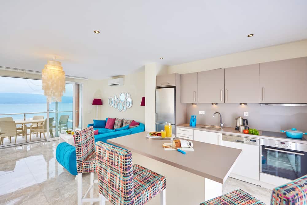 海滩风格厨房设计与飞溅明亮的颜色。