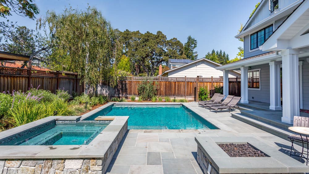 现代化的后院游泳池与热水浴缸。