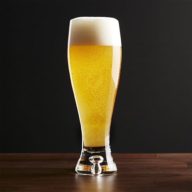 啤酒杯具有曲线美的轮廓和厚实的假基。