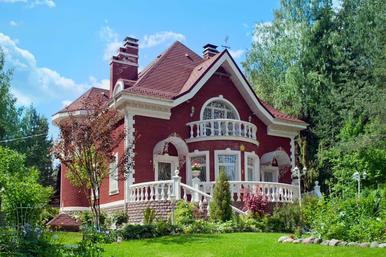 美丽的维多利亚时代的红色和白色房子