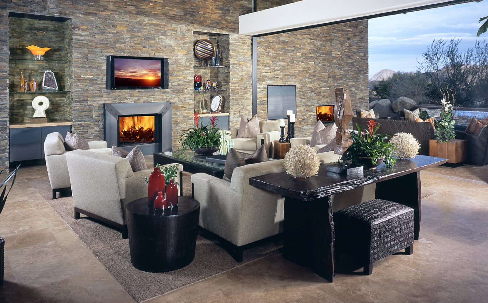 现代风格的客厅，带有石墙和一座壁炉。