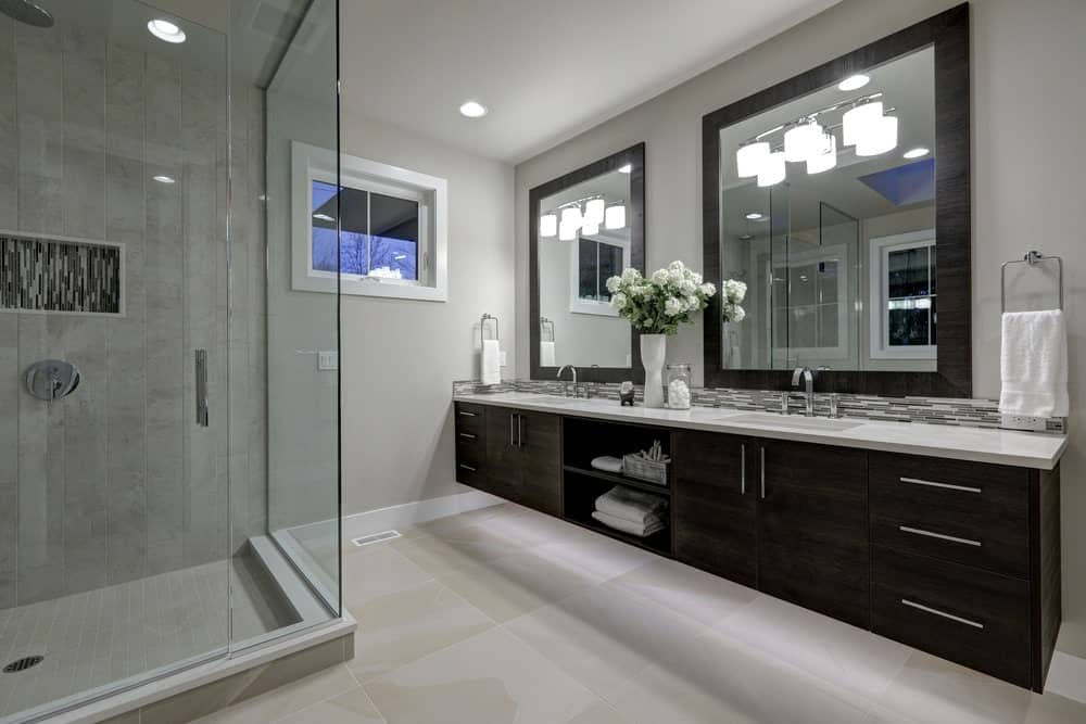 现代主要浴室配有玻璃封闭的淋浴，浮动梳妆台和双水槽。