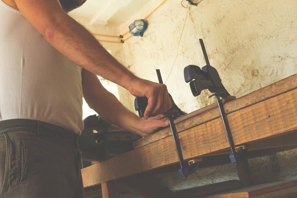 使用夹具的工人用于木工。
