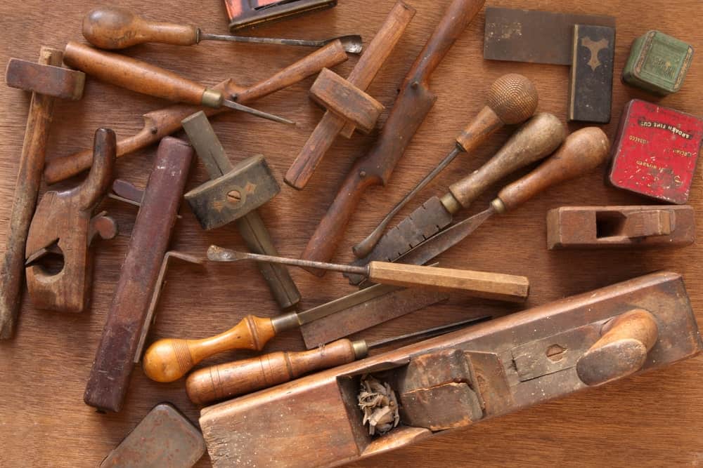 不同类型的整理木工工具。