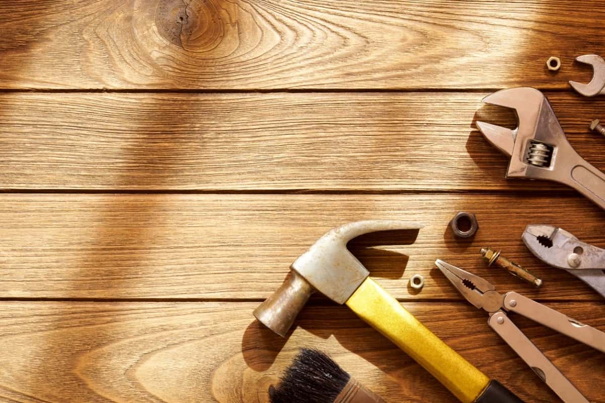 硬木地板安装工具在硬木表面上。