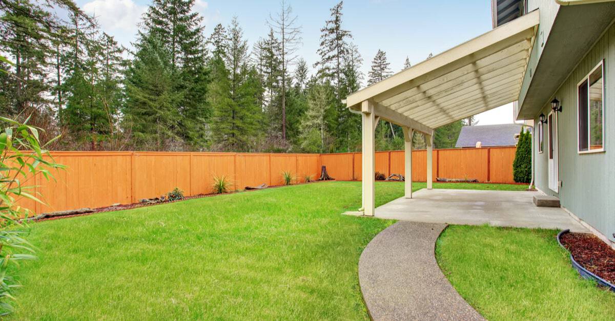 后院与木质隐私围栏。