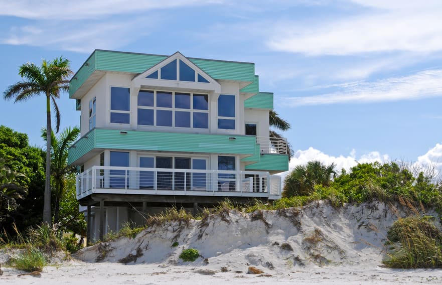 超级凉爽的现代房子建在沙滩上