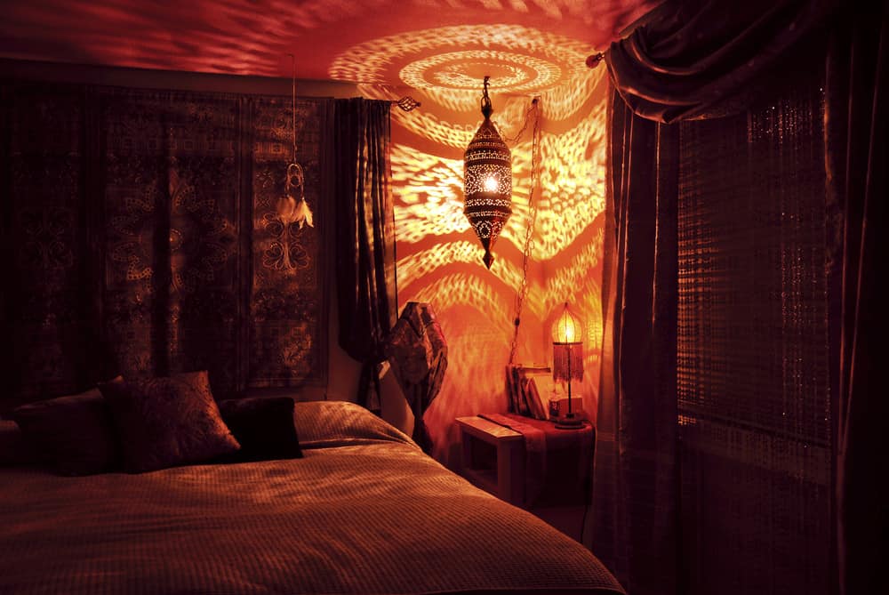 Beoemian卧室有很棒的灯光
