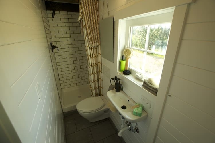 一个很大浴室里面的一间小房子里面的照片 - 包括浮动水槽，卫生间和淋浴。