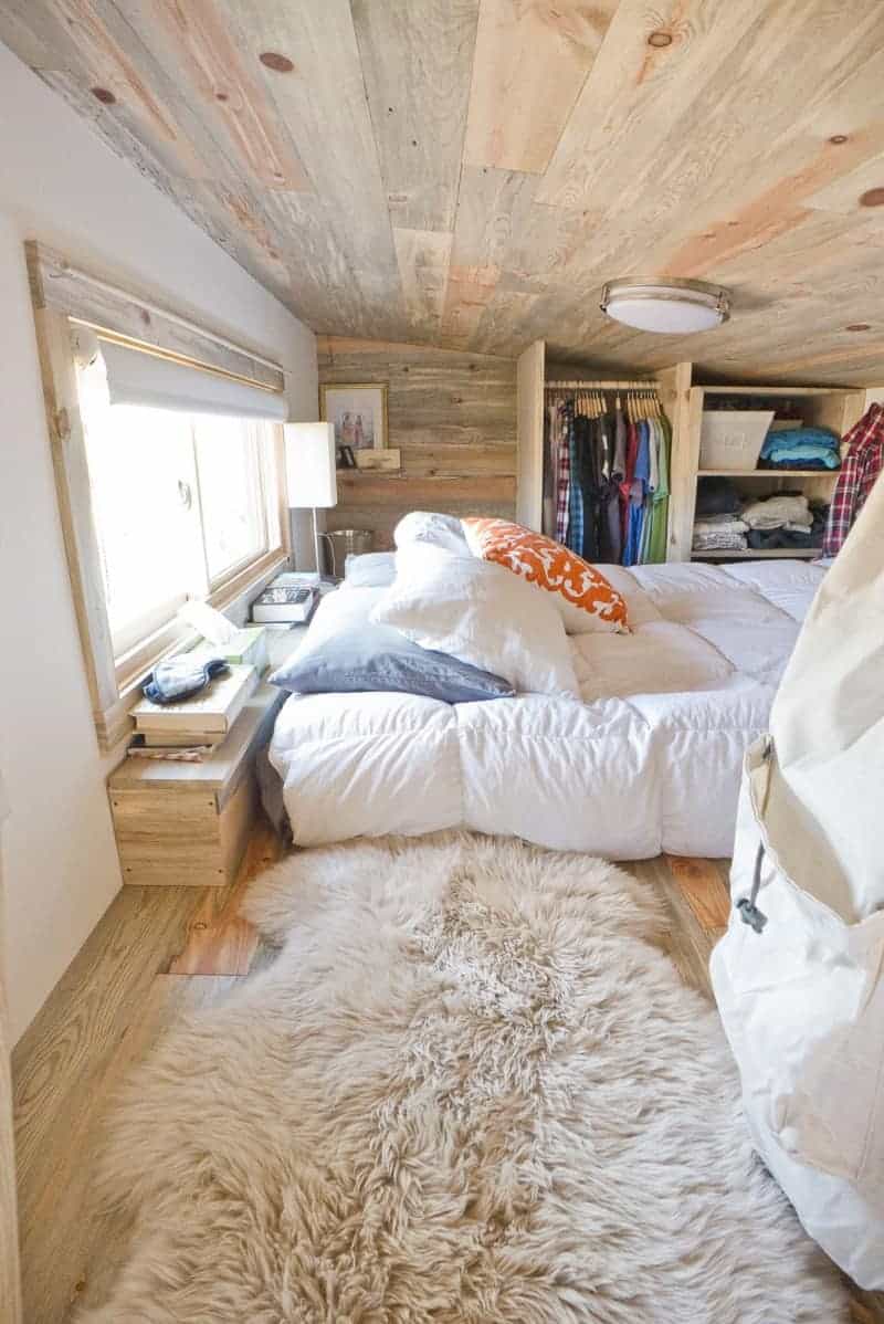 大阁楼睡眠区照片双人床和小衣柜。
