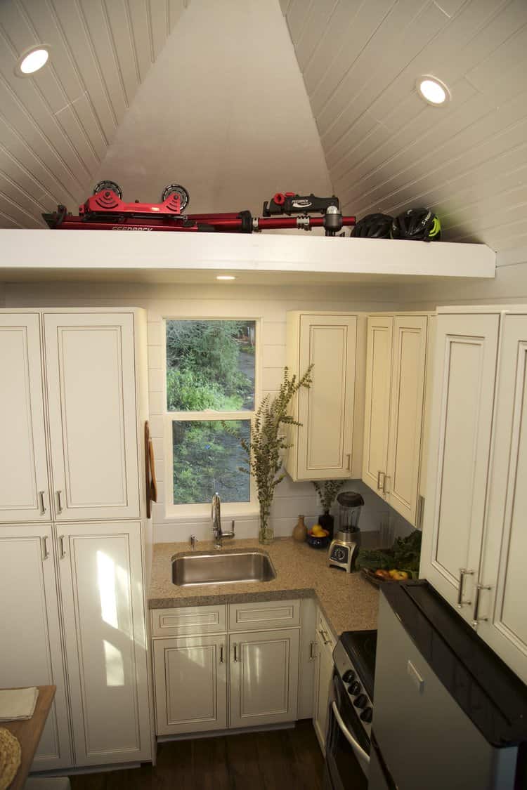 小房子厨房有充足的存储，包括一个小食品储藏室。