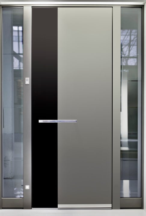 带有黑色口音的拉丝金属前门展示了它的现代外观。它配备了一个光滑的镀铬把手和侧玻璃板。
