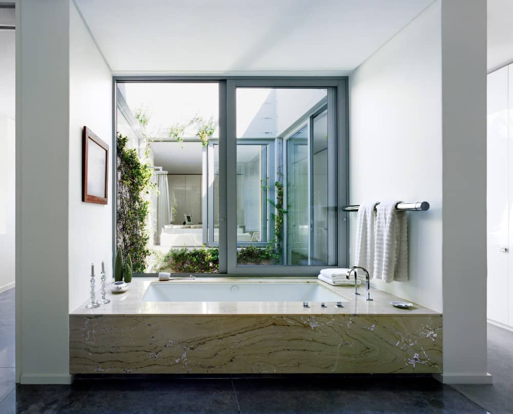 通过滑动玻璃窗将此主要的浴室定制浸入浴缸的重点看。