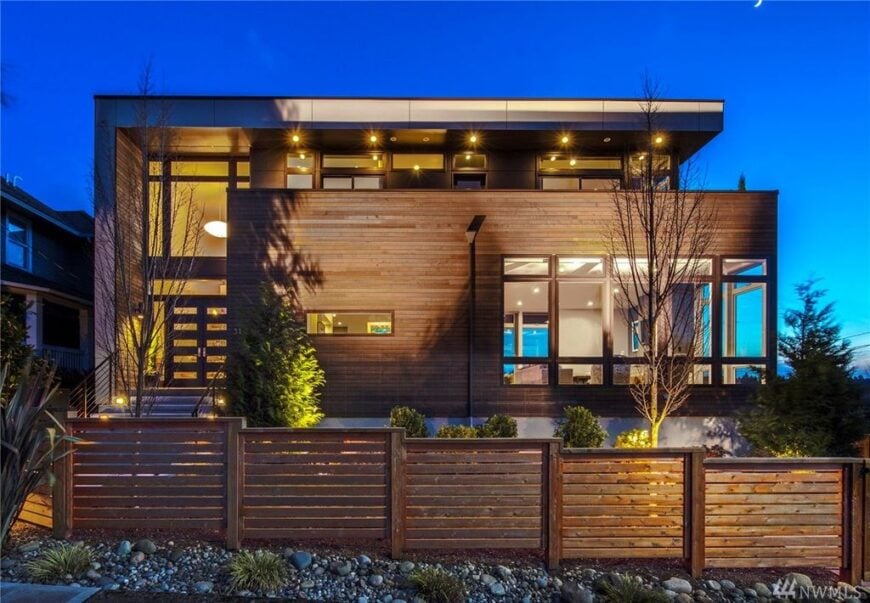 这栋房子拥有一个非常时尚的木质外观，带木制栅栏。酒店提供华丽的花园和户外区域。