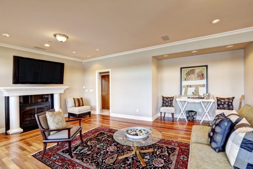 家庭娱乐室采用米色墙壁和天花板，配合硬木地板。