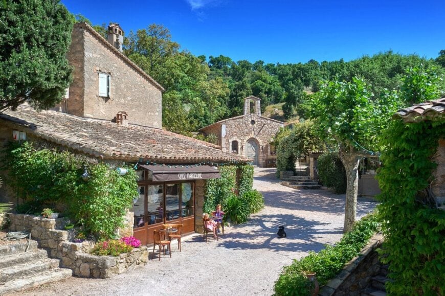 这是日间看看法国Provençal村的结构，展示私人餐厅和往往是乡村教堂的远端的宾馆。图片由拓宁realestatedeals.com提供。