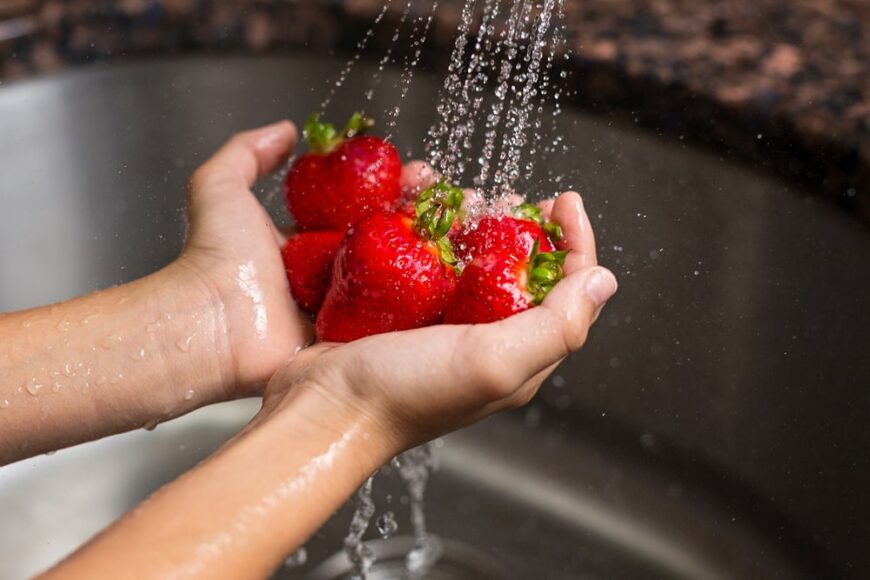 一把正在洗的草莓。