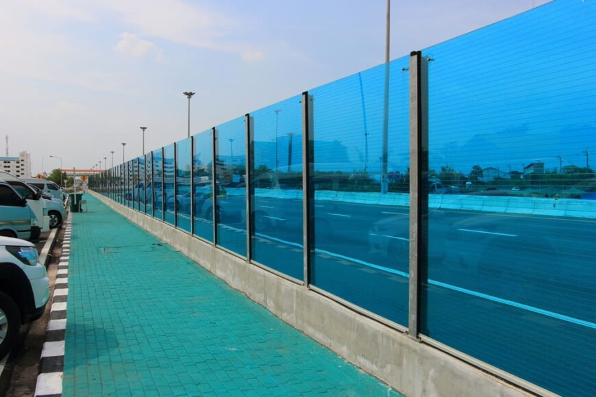 这是一个仔细看看一个高速公路，衬里隔音玻璃侧面衬砌。